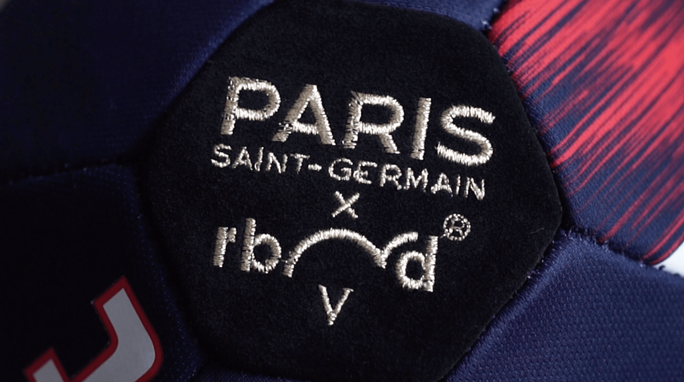 Un ballon du PSG fabriqué avec d'anciens maillots du club !