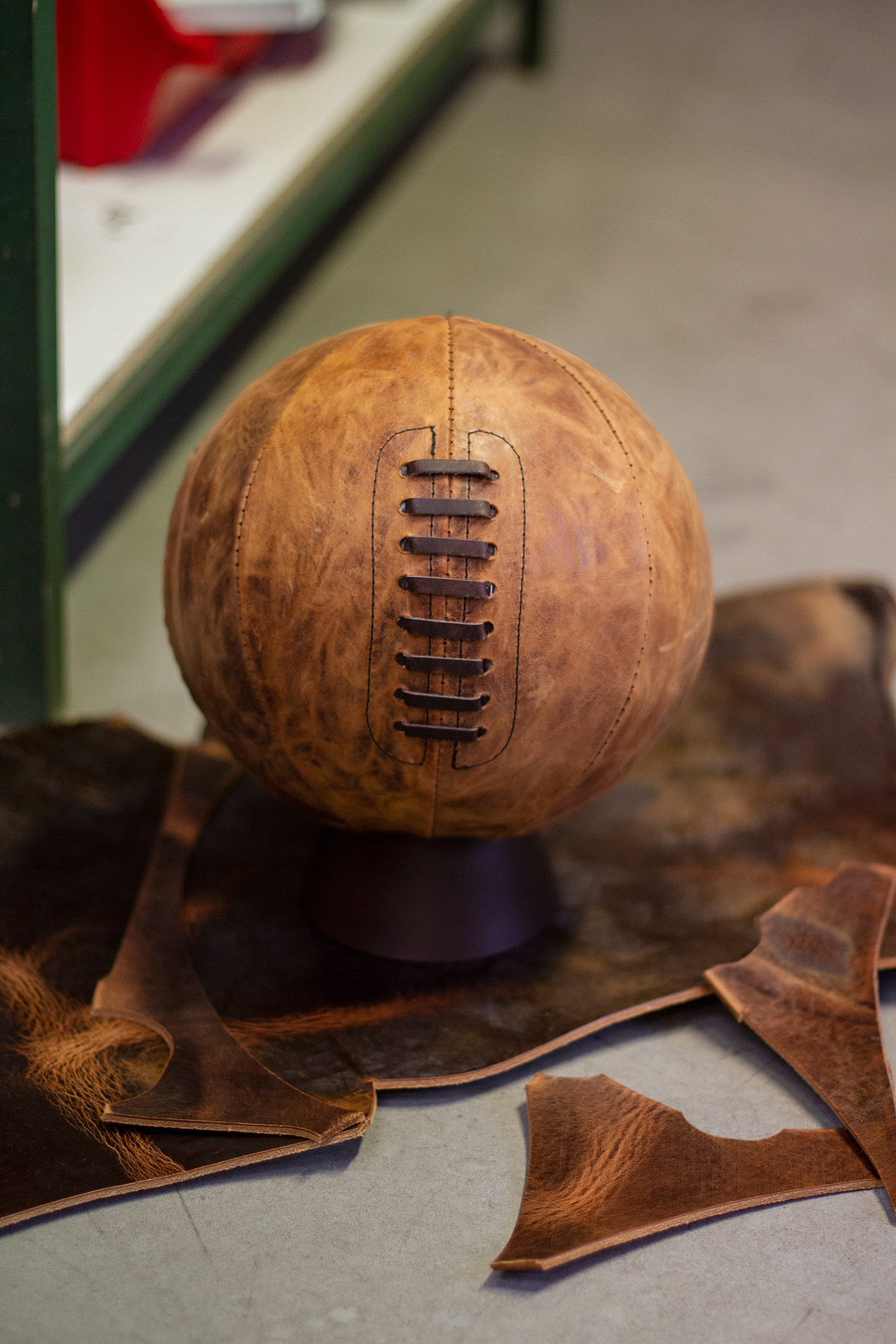 Personnalisez votre ballon de rugby vintage en cuir naturel - Rebond Project