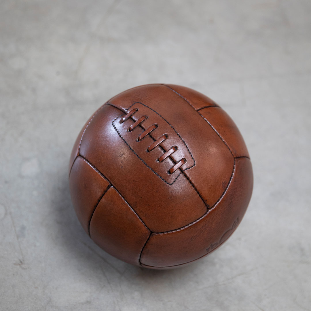 Ballon de foot vintage en cuir vieilli