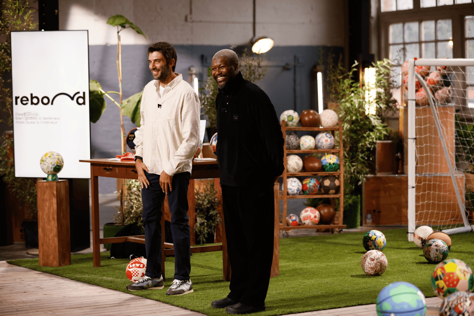 Simon, le fondateur de Rebond, et Djibril Cissé en plein exercice de présentation de l'entreprise sur le plateau de 